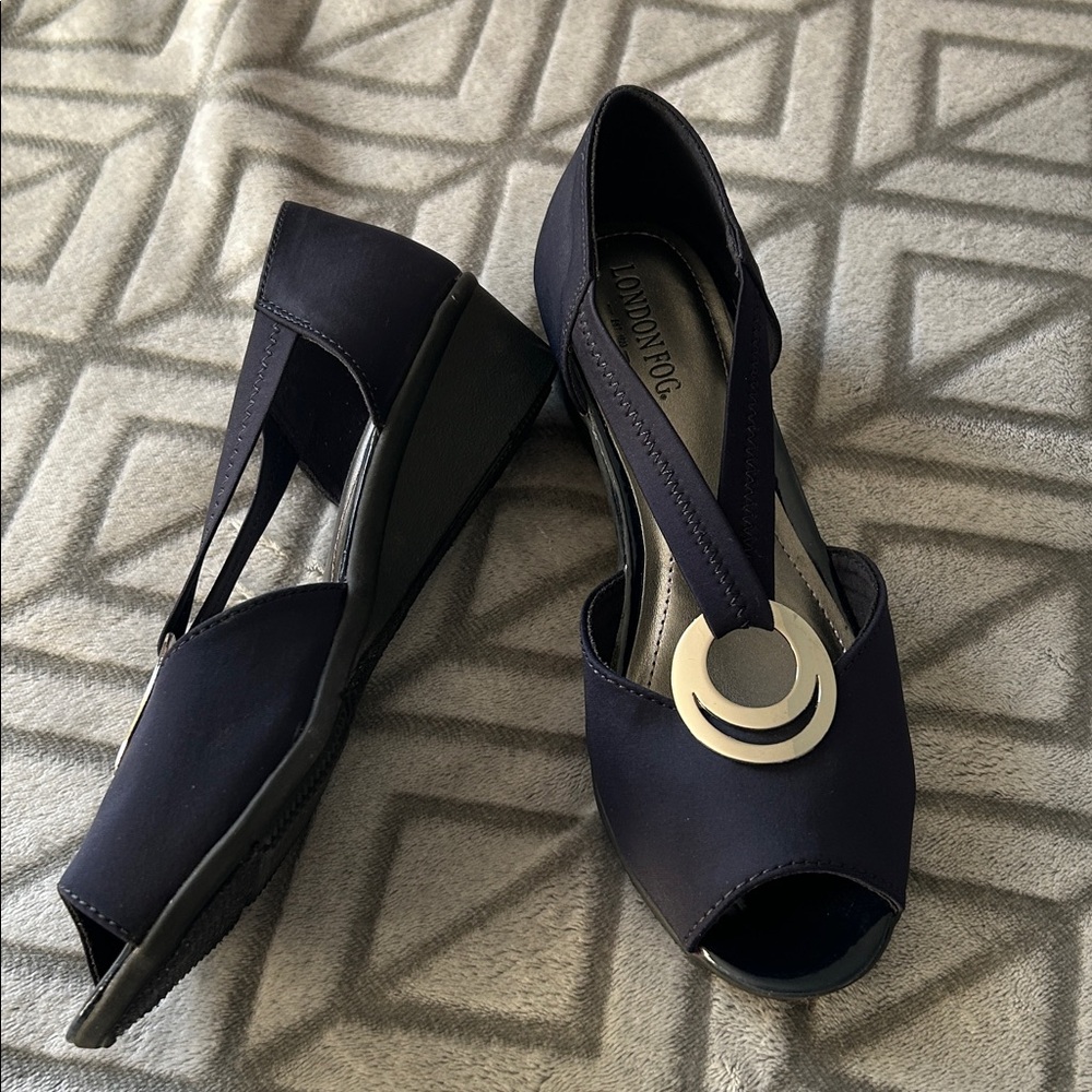 London Fog Navy blue Sandals open toe wedge heel new silver circle design size 8